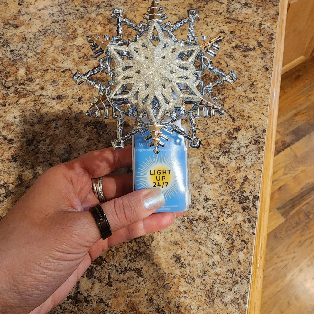 B&BW NWT double snowflake wallflower plug.